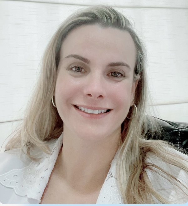 Dra. Carolina Nunes Santos Barbosa